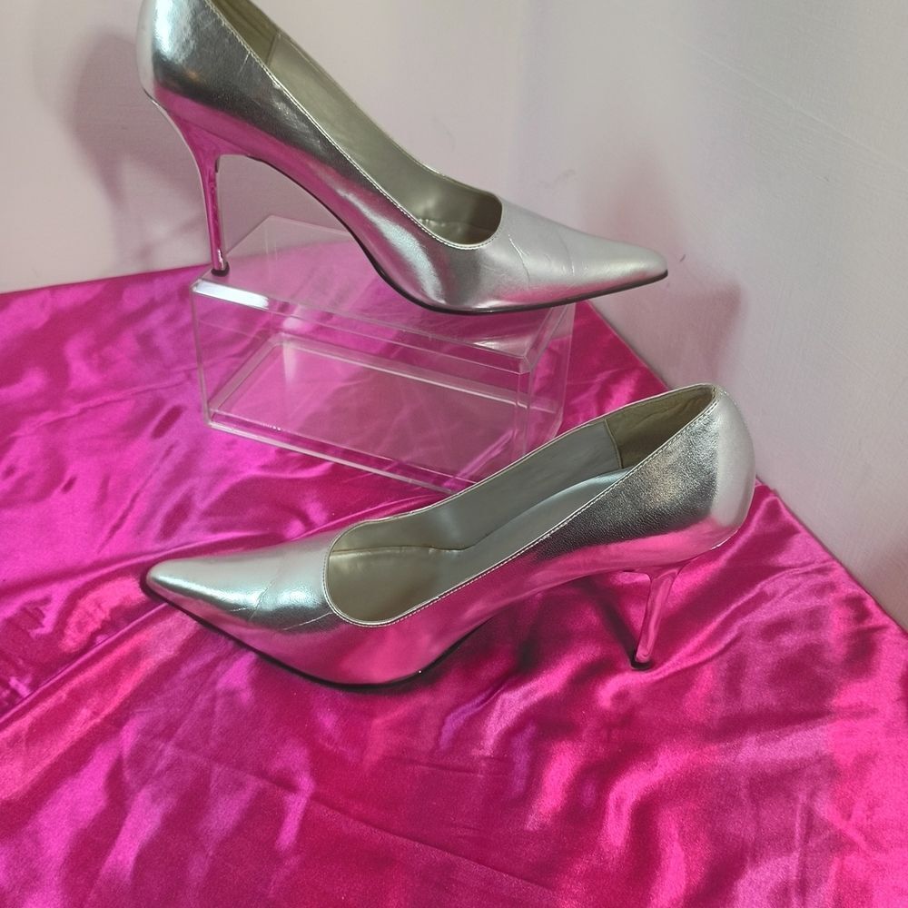 Frederick’s of Hollywood Women's SZ 12 M Silver Heels . Condition is Pre-owned - Picture 2 of 9
